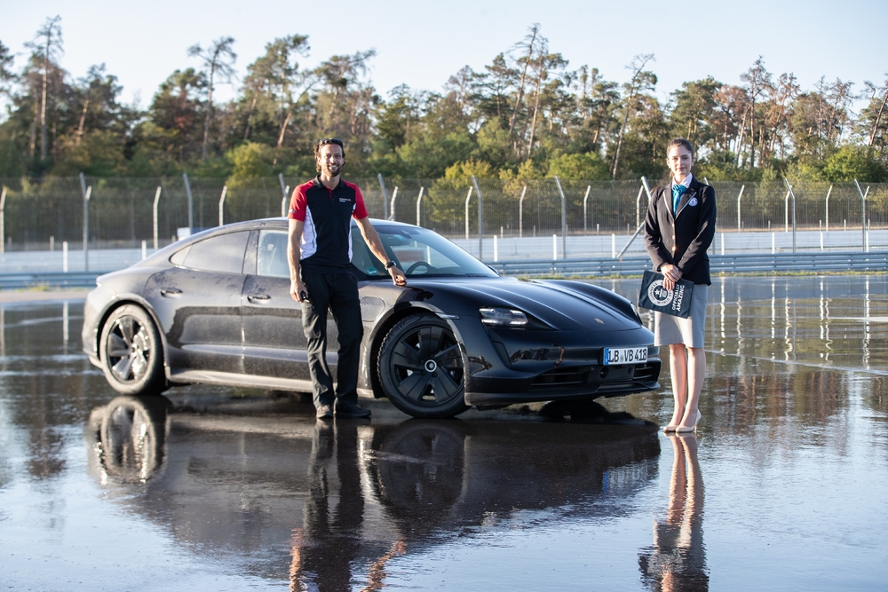 Porsche Taycan intră în Guinness World Records™